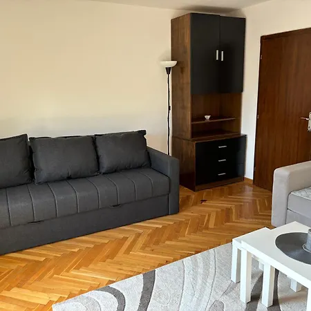 Kucica U Pesku بيت للعطل