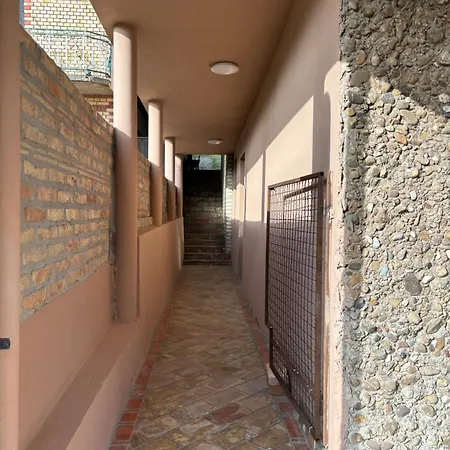 Kucica U Pesku * Vladimirovac